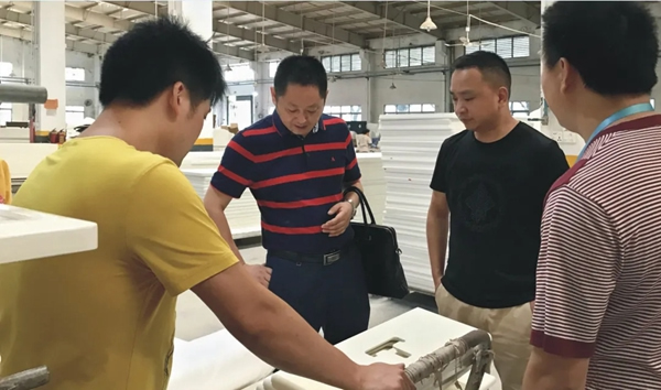 迪峰機(jī)械這款設(shè)備使得木門噴涂效率提高4倍！