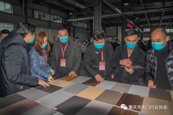 重慶開(kāi)州、貴州赤水組團(tuán)考察重慶木門(mén)及定制企業(yè)