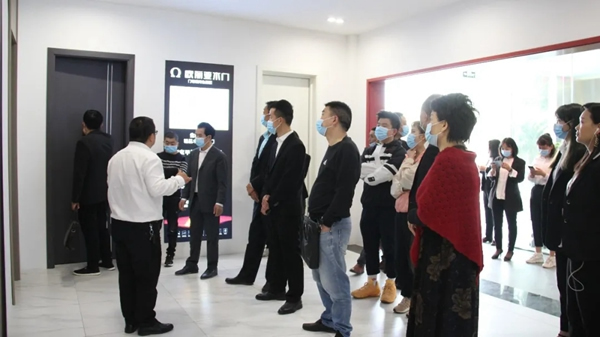 2021行業(yè)風(fēng)口高峰論壇暨歐麗亞木門(mén)招商財(cái)富峰會(huì)成功舉行