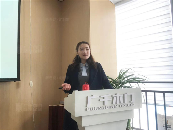 廣千木門整木定制：廣千商學(xué)院2104班圓滿結(jié)束！