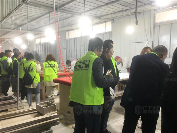 廣千木門整木定制：廣千商學(xué)院2104班圓滿結(jié)束！
