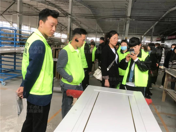 廣千木門整木定制：廣千商學(xué)院2104班圓滿結(jié)束！