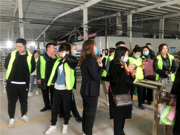 廣千木門整木定制：廣千商學(xué)院2104班圓滿結(jié)束！