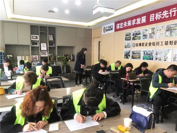 廣千木門整木定制：廣千商學(xué)院2104班圓滿結(jié)束！