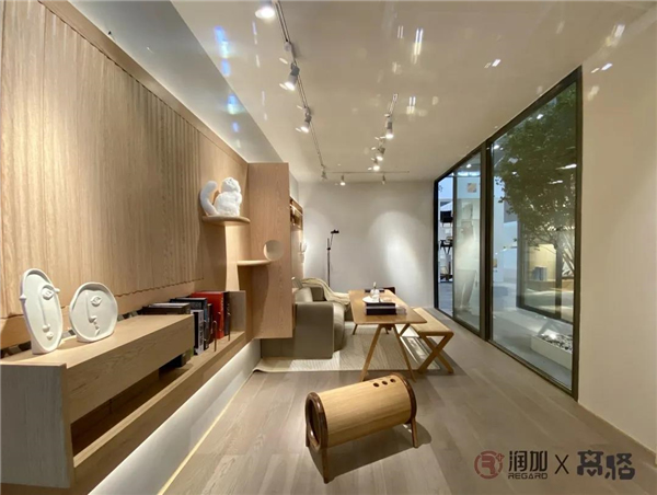 潤成創(chuàng)展：這只貓，竟然……賴在凳子上不走了！