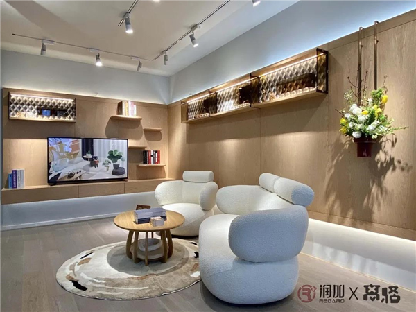 潤成創(chuàng)展：這只貓，竟然……賴在凳子上不走了！