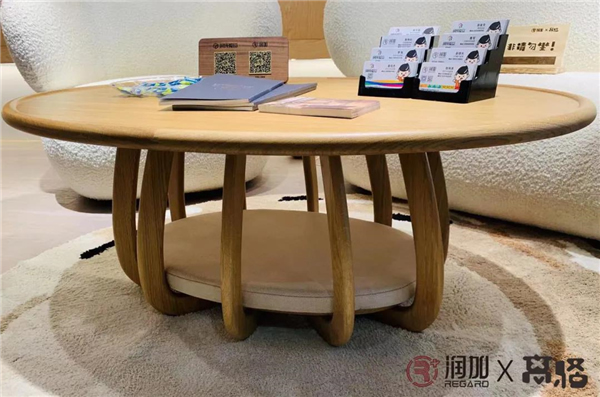 潤成創(chuàng)展：這只貓，竟然……賴在凳子上不走了！