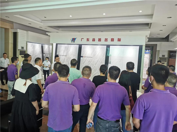 潤成創(chuàng)展聯(lián)動洛果商貿(mào)走進(jìn)新潤成陶瓷參觀交流
