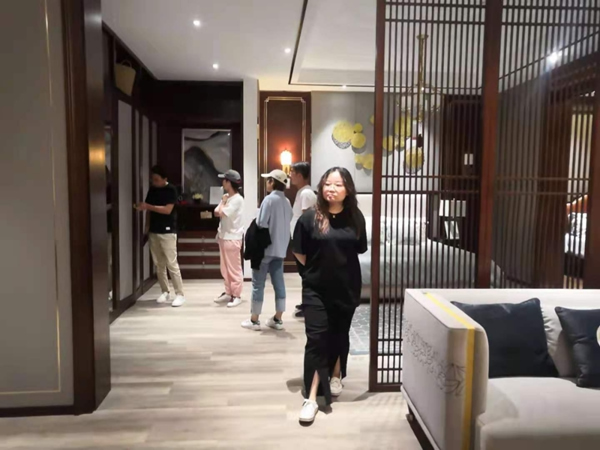 華泰龍木門助力經(jīng)銷商接大單！