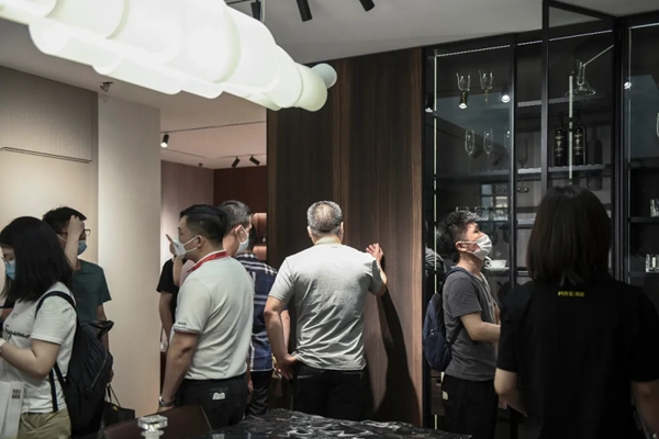 伯藝木門(mén)|客廳＆餐廳，生活的“輕”與“重”