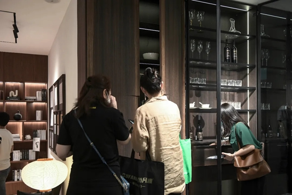伯藝木門(mén)|客廳＆餐廳，生活的“輕”與“重”