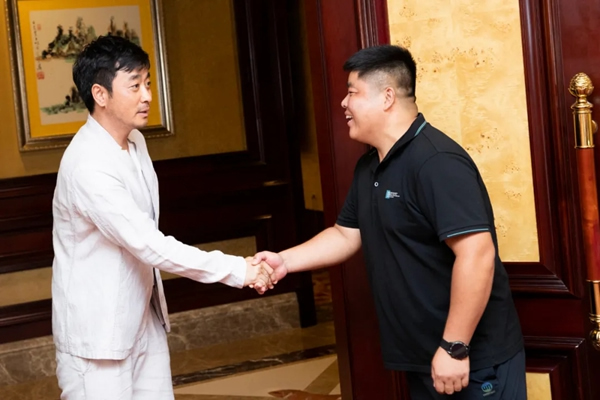 華赫隆木門品牌戰(zhàn)略新篇章：簽約著名演員黃俊鵬！