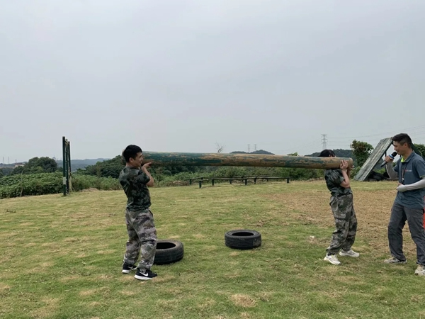 千鼎門業(yè)運營中心戶外拓展訓(xùn)練，超越自我凝心聚力