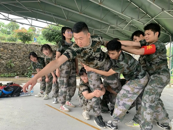 千鼎門業(yè)運營中心戶外拓展訓(xùn)練，超越自我凝心聚力