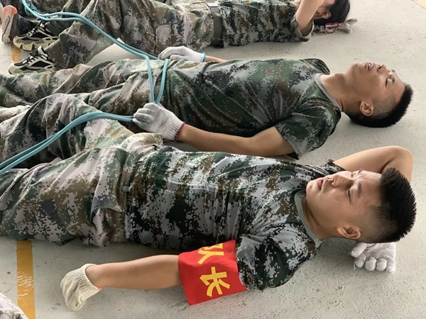 千鼎門業(yè)運營中心戶外拓展訓(xùn)練，超越自我凝心聚力