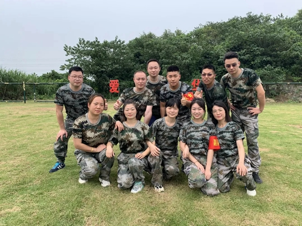 千鼎門業(yè)運營中心戶外拓展訓(xùn)練，超越自我凝心聚力