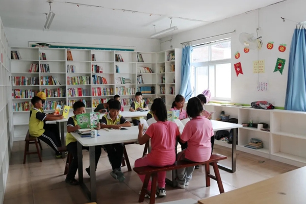 霍爾茨木門建造陽(yáng)光公益行“愛心書屋”