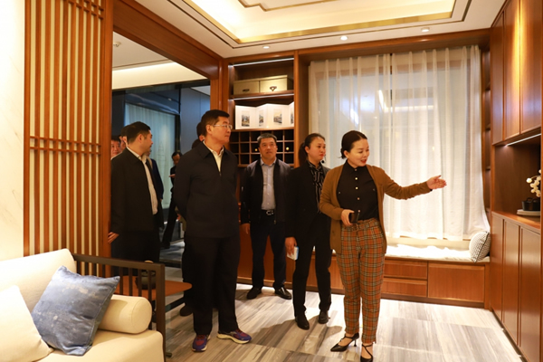 大足區(qū)區(qū)委書記陳一清一行領導蒞臨固豪木業(yè)視察指導工作