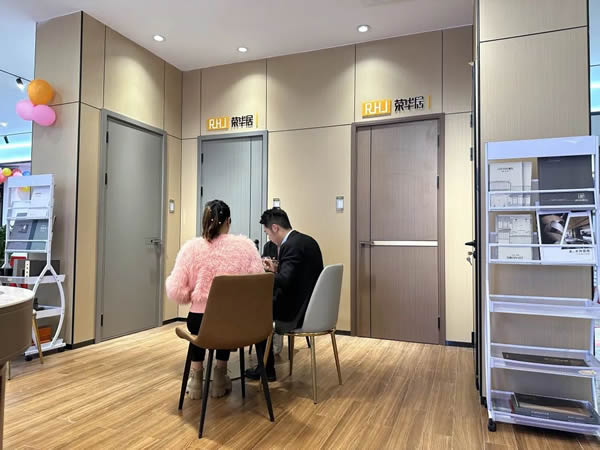 新店開業(yè)|榮華居靜音室內(nèi)系統(tǒng)門，演繹現(xiàn)代高端定制生活