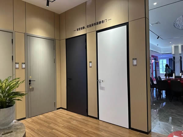 新店開業(yè)|榮華居靜音室內(nèi)系統(tǒng)門，演繹現(xiàn)代高端定制生活