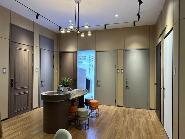 新店開業(yè)|榮華居靜音室內(nèi)系統(tǒng)門，演繹現(xiàn)代高端定制生活