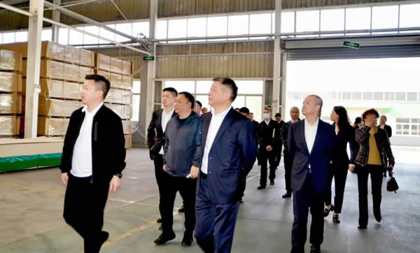 成都城投集團(tuán)董事長(zhǎng)鄭尚欽視察調(diào)研千川木門