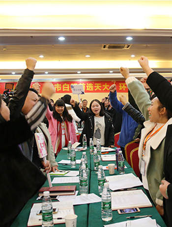方陣隊(duì)員舉拳加油